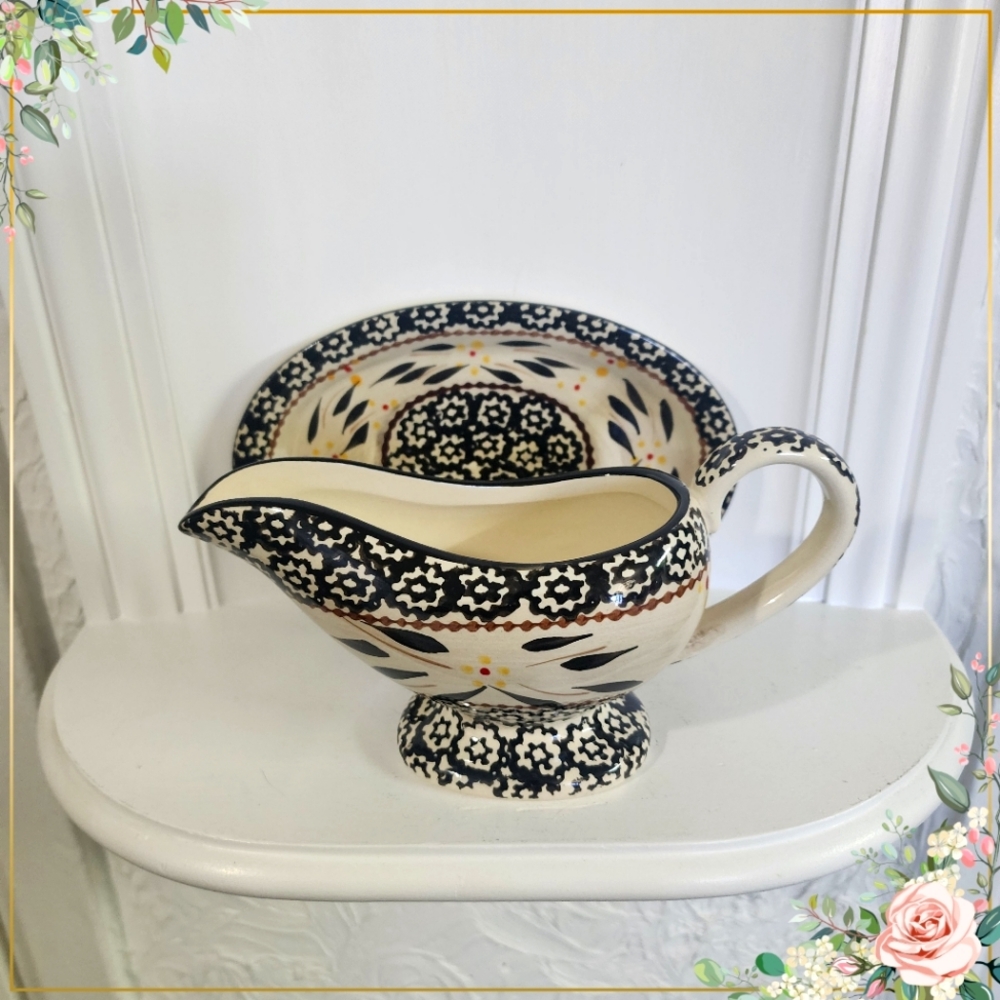 Black and white temptations old world 9 oz gravy boat